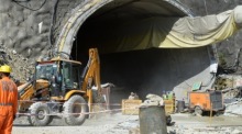 Nach einem Einsturz bereitet sich ein Bagger darauf vor, einen im Bau befindlichen Tunnel zu betreten. Foto: epa/Abhyudaya Kontala