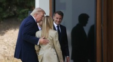 US-Präsident Donald Trump, Italiens Premierministerin Giorgia Meloni und Frankreichs Präsident Emmanuel Macron auf dem Weg zu einer Sitzung beim G7-Gipfel in Evian-les-Bains. Foto: epa/Yoan Valat