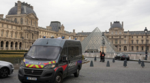 Ein Polizeiwagen patrouilliert im Hof des nach einem Raubüberfall geschlossenen Louvre, während Ermittler weitere Tatverdächtige fassen. Foto: AP/Thibault Camus
