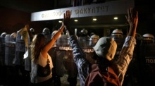 Demonstranten stehen in Novi Sad der Bereitschaftspolizei gegenüber bei einem Studentenprotest gegen Polizeigewalt. Foto: epa/Andrej Cukic