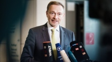 Finanzminister Christian Lindner spricht mit den Medien. Foto: epa/Clemens Bilan
