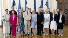 Die estnische Premierministerin Kaja Kallas (C) und die Minister der Regierung. Foto: EPA-EFE/Toms Kalnins