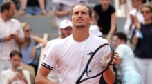 Alexander Zverev jubelt nach seinem Sieg gegen Jesper de Jong im Achtelfinale der French Open in Paris. Foto: EPA/Teresa Suarez