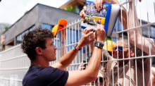 McLaren-Pilot Lando Norris aus Großbritannien gibt Autogramme, als er vor dem Großen Preis von Monaco, der am Sonntag stattfindet, auf dem Circuit de Monaco in Monte Carlo eintrifft. Foto: David Davies/Pa Wire/dpa