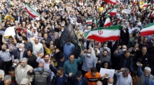 Tausende von Iranern nehmen nach dem Freitagsgebet in Teheran an einer regierungsfreundlichen Kundgebung gegen den jüngsten Terroranschlag und die regierungsfeindlichen Proteste im Iran teil. Foto: epa/Abedin Taherkenareh