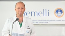 Sergio Alfieri, der Chirurg, der Papst Franziskus operiert hat, spricht auf einer Pressekonferenz in der Universitätsklinik Agostino Gemelli in Rom. Foto: epa/Claudio Peri