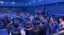 Behörden kontrollieren einen Nachtclub in Pattaya auf Fluchtwege, Brandschutzeinrichtungen und die Einhaltung der Sicherheitsvorschriften. Bild: TMN.TV