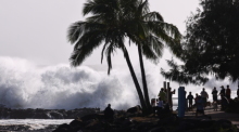 Hohe Wellen treffen die Küste bei Snapper Rocks, während Zyklon Narelle als Sturm der höchsten Kategorie auf Queensland zusteuert. Foto: Jason O'Brien/Aap/dpa