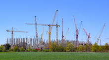 Mehrere Kräne stehen auf der Baustelle eines Rechenzentrums der Schwarz-Gruppe in Lübbenau. Der Ausbau digitaler Infrastruktur stößt in Deutschland auf breite Zustimmung. Foto: dpa/Patrick Pleul