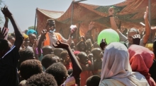 Vertriebene Kinder aus El-Fasher suchen im Lager in Darfur Schutz vor den Kämpfen zwischen Regierungstruppen und RSF. Foto: Sarah Vuylsteke/Nrc Via Ap/dpa