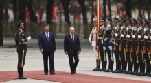 Russlands Präsident Wladimir Putin und Chinas Staatschef Xi Jinping bei der Begrüßungszeremonie in der Großen Halle des Volkes in Peking. Foto: epa/Maxim Shemetov / Pool