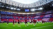 Champions League, vor dem Finale Paris Saint-Germain - FC Arsenal, Puskás Aréna. Training FC Arsenal. Die Spieler des FC Arsenal stehen beim Training in der Arena. Foto: Tom Weller/dpa