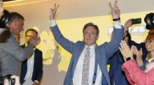 Der Vorsitzende der N-VA, Bart De Wever, feiert nach dem Wahlgewinn auf der Nachwahlversammlung der flämischen nationalistischen Partei N-VA. Foto: Nicolas Maeterlinck/Belga/dpa