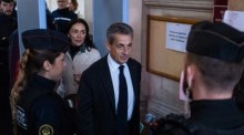 Der frühere französische Präsident Nicolas Sarkozy (C) kommt zu einem Berufungsprozess wegen Korruption und Einflussnahme in Paris vor Gericht. Foto: epa/Christophe Petit Tesson