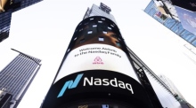 Ein Videobildschirm auf dem Nasdaq-Gebäude zeigt das Airbnb-Logo anlässlich des Börsengangs des Unternehmens in New York. Foto: epa/Justin Lane