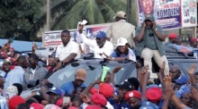 Der liberische Präsident George Weah (C, blaue Mütze) winkt seinen Anhängern zu. Foto: epa/Ahmed Jallanzo