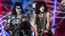 ene Simmons (l) und Paul Stanley von der US-amerikanischen Hard-Rock-Band Kiss treten beim europäischen Tourauftakt der Band in der Westfalenhalle auf. Foto: Bernd Thissen/dpa