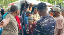 Rettungskräfte evakuieren Wanderer nach dem Ausbruch des Vulkans Dukono auf Halmahera in Indonesien. Mehrere Menschen kamen ums Leben. Foto: EPA/Basarnas Handout