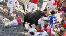 Läufer werden beim letzten Stierlauf des San-Fermín-Festes in Pamplona von Tieren der Jandilla-Zucht verfolgt. Foto: Villar Lopez/epa