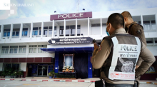 Die Polizeistation Patong im Zentrum der Ermittlungen: Zwei Beamte wahren Recht und Ordnung nach dem jüngsten Vandalismusfall. Foto: The Nation