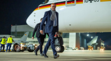 Bundeskanzler Friedrich Merz (r, CDU) steigt in ein Flugzeug der Flugbereitschaft der Luftwaffe, um zum G20-Gipfel nach Johannesburg in Südafrika zu fliegen. Am Sonntag bricht Merz nach Indien auf - die erste größere... Foto: Michael Kappeler/dpa