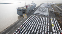 Fahrzeuge des Volkswagen Konzerns stehen im Hafen von Emden zur Verschiffung bereit. Foto: Jörg Sarbach/dpa