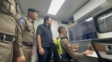 Tourismusminister Surasak Phancharoenworakun informiert sich über das KI-gestützte mobile Einsatzzentrum der Touristenpolizei. Bild: TMN.TV