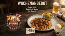 Das Wochenangebot im Beergarden Bramburi umfasst Gulasch mit Nudeln, kleinem Salat und einer Kugel Eis für 269 Baht. Fotos: Beergarden Bramburi