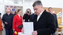 Der kroatische Präsident Zoran Milanovic gibt während der Parlamentswahlen in Zagreb seine Stimme ab. Foto: epa/Stringer