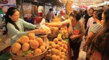 Besucher kaufen die für Lopburi typische süße Santol direkt bei regionalen Erzeugern auf dem Festivalgelände. Foto: Tourism Authority Of Thailand