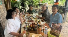 Juli-Spezialmenü mit Brokkolisuppe und Schweinegulasch im The Bikers Café Thailand