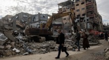 Helfer des palästinensischen Zivilschutzes räumen Trümmer eines zerstörten Hauses in Khan Younis im Gazastreifen, um nach Verschütteten zu suchen. Foto: epa/Haitham Imad