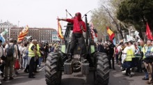 Mehrere Traktoren und Landwirte protestieren in der Nähe des spanischen Landwirtschaftsministeriums während eines neuen Bauernprotests in Madrid. Foto: epa/Sergio Perez