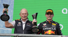 Der niederländische Red Bull-Pilot Max Verstappen (r) und Helmut Marko, Chef von Red Bull Motorsports, halten ihre Trophäen nach dem Großen Preis der USA auf dem Circuit of the Americas. Foto: Charlie Neibergall