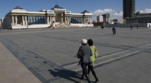 Das staatliche Grand Khural, das Parlamentsgebäude der Mongolei, dominiert den Sukhbaatar-Platz in der Innenstadt von Ulaan Baatar. Foto: epa/Adrian Bradshaw