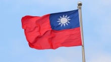 Die Fahne Taiwans weht vor der Chiang Kai-shek-Gedenkhalle in Taipeh. Foto: epa/Ritchie B. Tongo