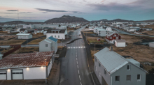 Die Stadt Grindavik (Luftaufnahme mit Drohne). Der Wetterdienst in Island hält einen Ausbruch von flüssigem Gestein aus dem seit Wochen aktiven Magma-Tunnel im Südwesten des Landes in den kommenden Tage für wahrsch... Foto: Bjorn Steinbekk/Ap/dpa