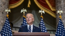 US-Präsident Joe Biden hält eine Ansprache in der Statuary Hall des US-Kapitols in Washington. Foto: EPA-EFE/Shawn Thew