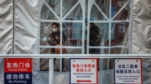 Die Krankenhäuser in China sind mit der steigenden Zahl der COVID-19-Fälle überfordert. Foto: epa/Alex Plavevski