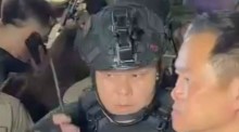 Der als „Leutnant Nat“ bekannte Chitphong Khattaphong (links) informiert Vizepremierminister und Innenminister Anutin Charnvirakul am Brandort, obwohl er keine offizielle Funktion bei dem Einsatz hatte. Foto: Khaosod