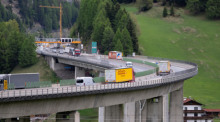 Autos und Lastwagen fahren über die Brennerautobahn in Tirol vor der geplanten Sperrung wegen einer Demonstration. Foto: Sven Hoppe/dpa
