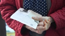 Ein Wähler hält seinen Personalausweis in einem Wahllokal in Montevideo in der Hand. Foto: epa/Str