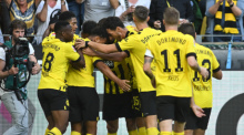 Dortmunds Spieler jubeln nach dem Tor zum 1:0. Foto: Bernd Thissen/dpa