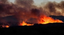 Dichte Rauchwolken eines Waldbrandes verdunkeln den Himmel über der Region Aspres in Südfrankreich. Foto: dpa/Jc Milhet