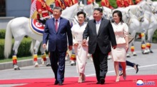 Kim Jong Un und Xi Jinping nehmen mit ihren Ehefrauen an einer Begrüßungszeremonie in Pjöngjang teil. Foto: epa/Kcna