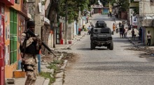 Ein Polizeibeamter sichert ein Gebiet in Port-au-Prince, während die politische Lage im Land angespannt bleibt. Foto: epa/Mentor David Lorens