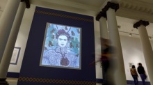 Besucher betrachten in Guadalajara die Ausstellung „Frida Kahlo Without Borders“, die seltene Aufnahmen der Künstlerin zeigt. Foto: epa/Francisco Guasco