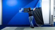 Aufräumarbeiten im World Forum in Den Haag nach dem Gipfel der NATO, der erstmals in den Niederlanden stattfand. Foto: epa/Remko De Waal