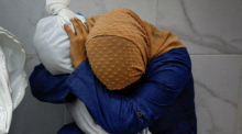 Die Palästinenserin Inas Abu Maamar, 36, umarmt im Nasser-Krankenhaus in Chan Junis die Leiche ihrer 5-jährigen Nichte Saly, die bei einem israelischen Angriff getötet wurde. Foto: Mohammed Salem/Reuters/dpa