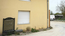 Wohnhaus in Hagenbach, wo ein neunjähriger Junge über ein Jahr in einem Lieferwagen festgehalten wurde, entdeckt von alarmierten Nachbarn. Foto: dpa/Sebastien Bozon